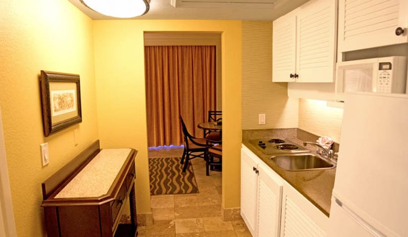 Tradewinds Island Grand - Poolside Suite Kitchen